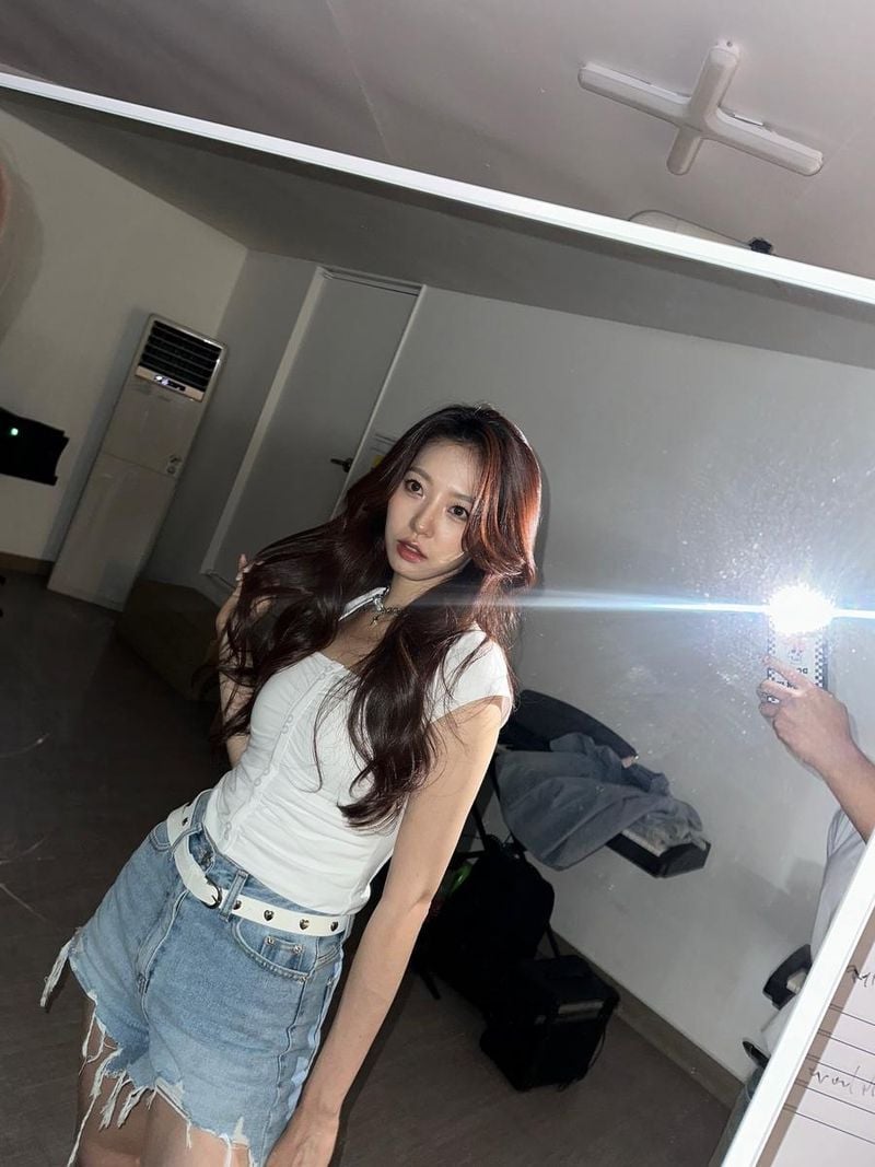 “조용한 방 안, 단독으로 빛난 순간”…송다혜, 여름밤 거울 셀카→청량한 무드 폭발 / 환승연애3 출연자 가수 송다혜 인스타그램