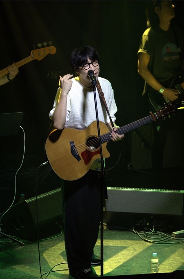 “청량한 여름밤의 선물”…짙은, ‘소년의 여름’ 투어→전 석 매진과 팬 환호 / 록스타뮤직앤라이브