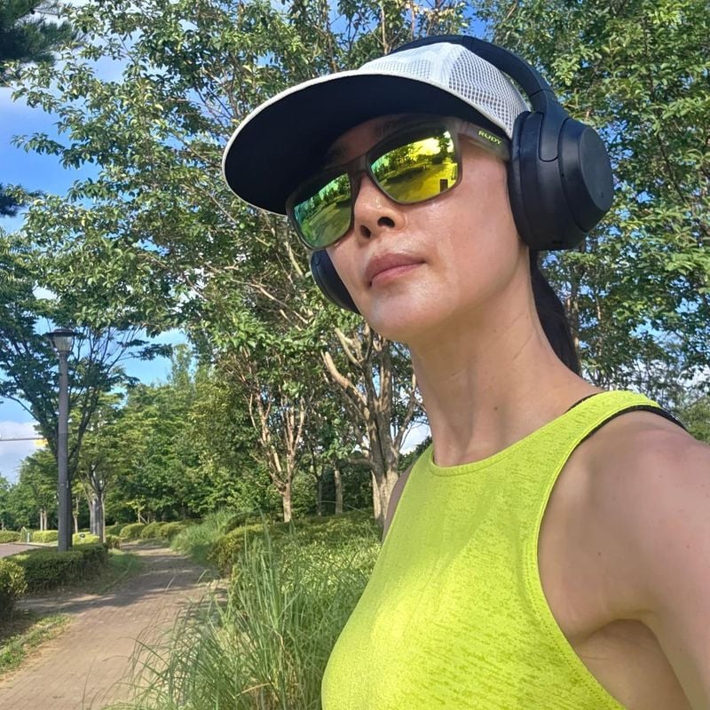 “아침부터 쨍쨍한 햇빛”…문정희, 여름의 기운 가득→에너지 충전 산책 / 배우 문정희 인스타그램