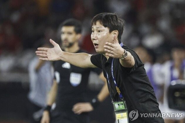 “베트남 3연패 이끈 교감 리더십”…김상식, 인삼 선물로 팀 결속 강화 / 연합뉴스