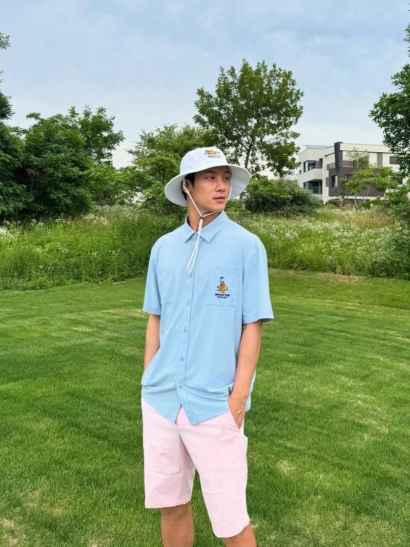 “스타일과 여유 사이”…이시강, 청량한 오후→잔디 위 빛나는 순간 / 배우 이시강 인스타그램