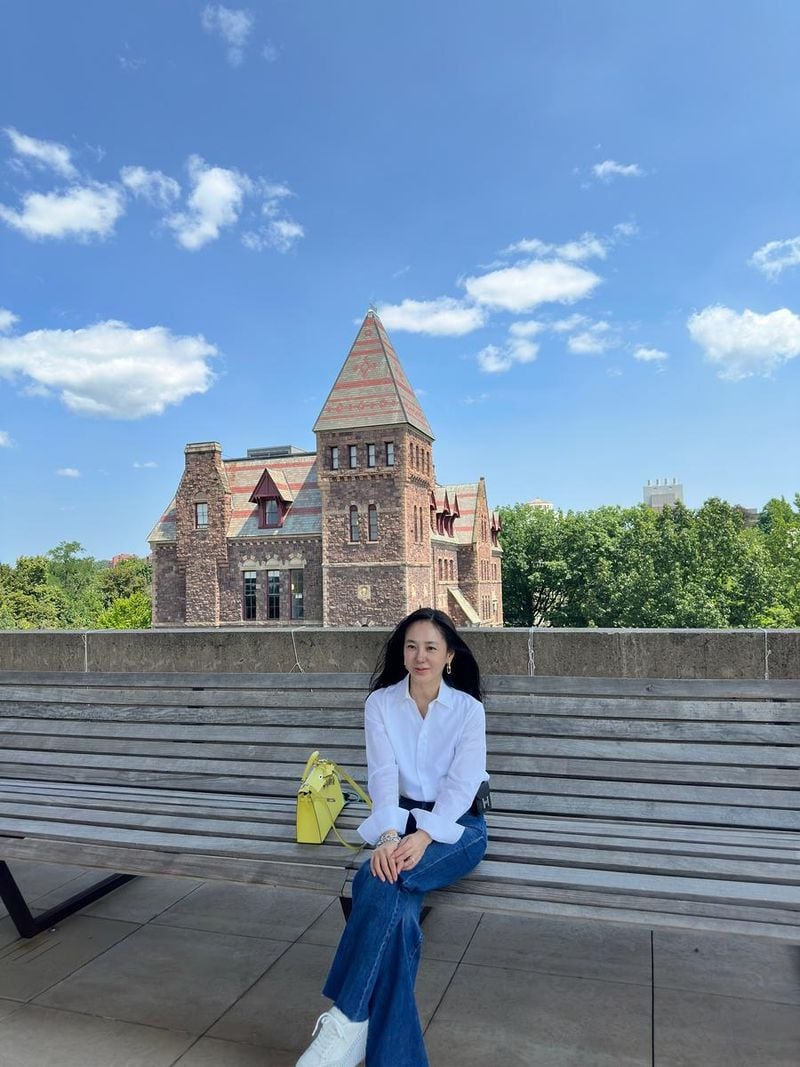 “맑은 하루, 오늘도 나답게”…박주미, 청명한 여름 벤치→고요한 미소로 시선 압도 / 배우 박주미 인스타그램