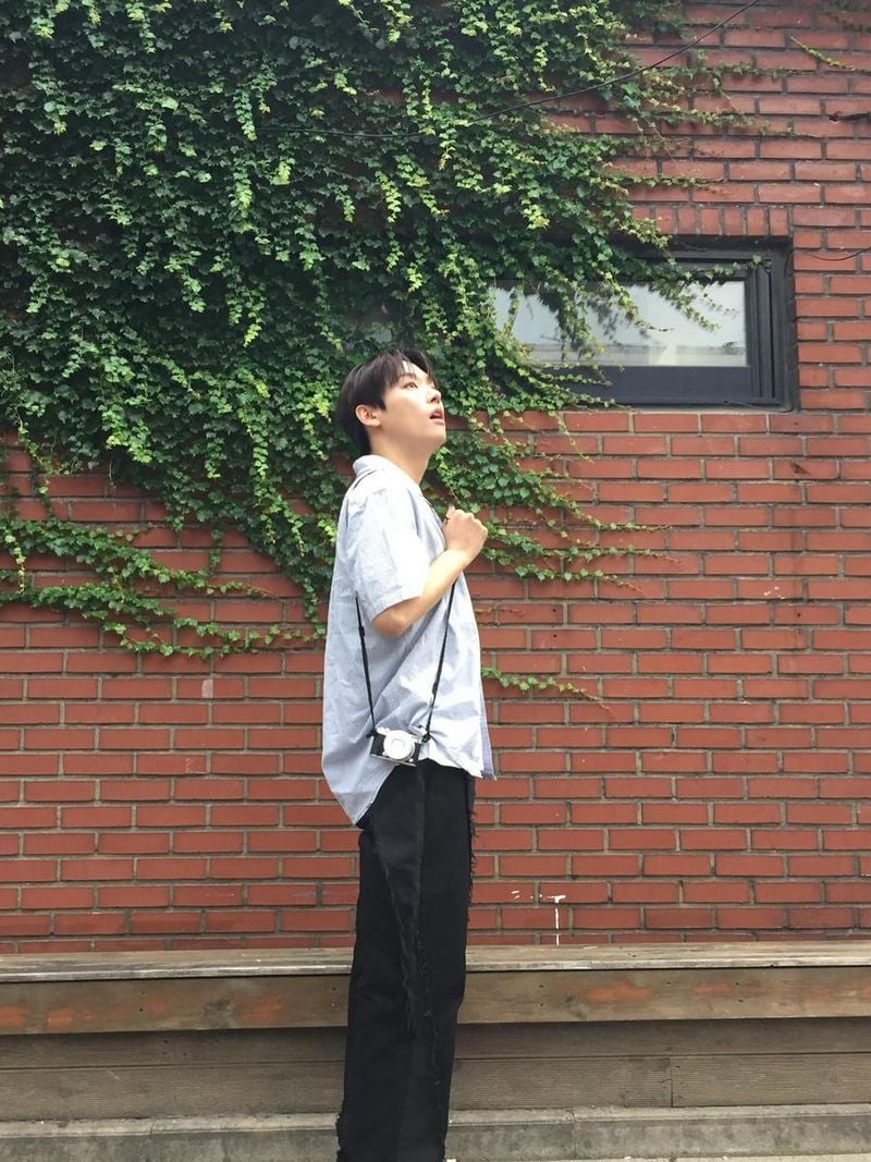 “초록 담쟁이 아래 선 순간”…김인성, 여름 오후→몽환적 시선 / 그룹 SF9 김인성 인스타그램