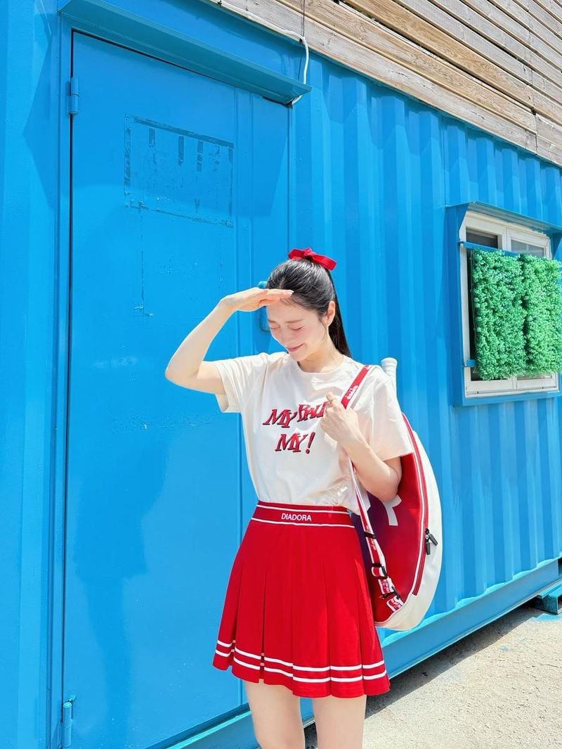 “내꺼 자신있게”…홍수아, 대낮의 눈부심→레드 테니스 패션 완성 / 배우 홍수아 인스타그램