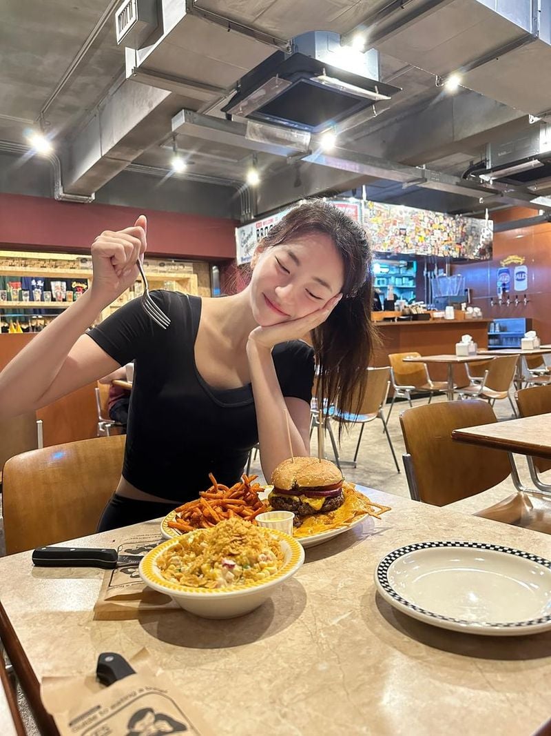 “운동 후엔 햄버거도 괜찮잖아요”…지이수, 소박한 여름 한낮→맑은 미소 / 배우 지이수 인스타그램