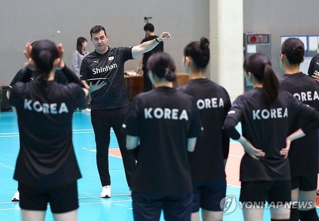 “FIVB 코치 코스 동시 개최”…천안고, 레벨 1·2 국제교육 70명 참가 / 연합뉴스