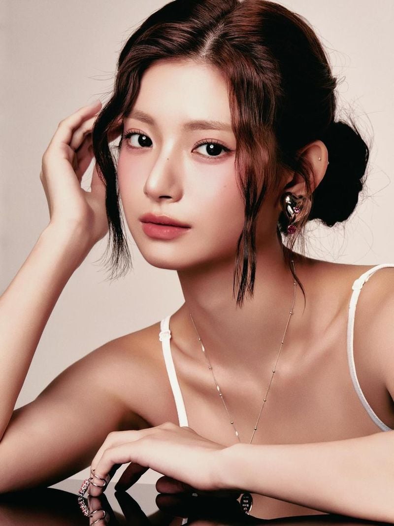 “정적 위에 머문 눈빛”…에버글로우 이런, 고요한 시선→우아함 압도 / 걸그룹 에버글로우 이런 인스타그램