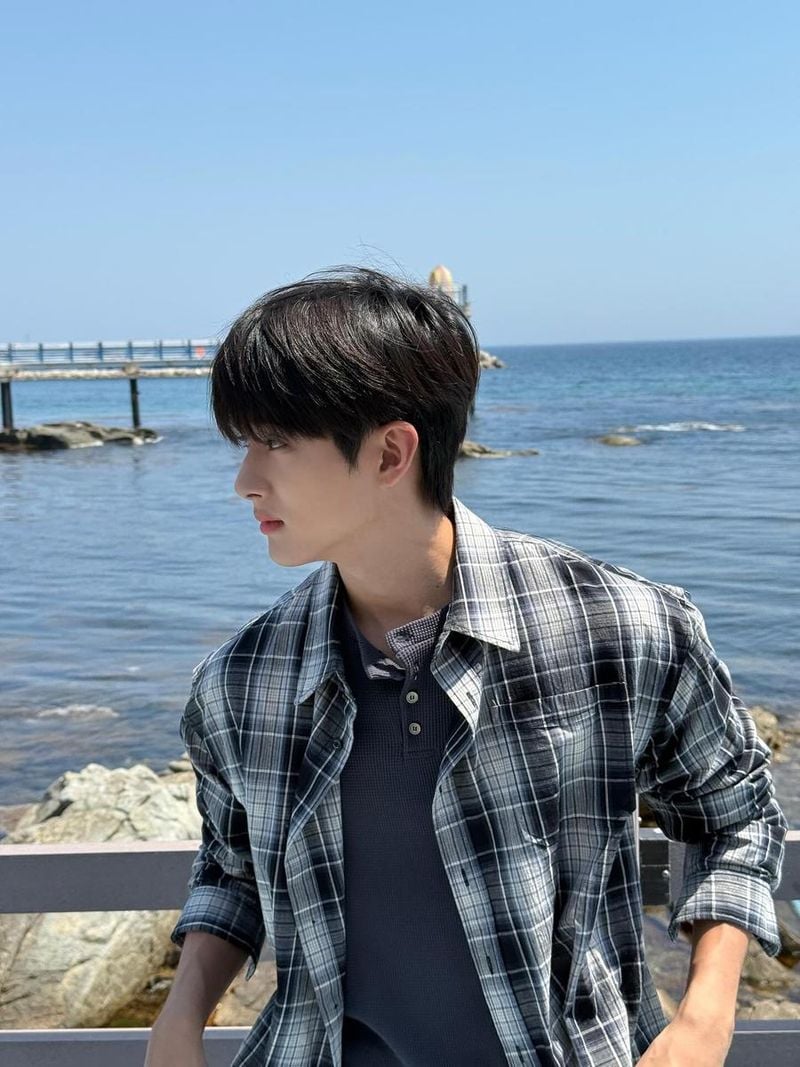“류보현입니다. 잘 부탁드려요”…김민규, 푸른 해변과 만난 매혹→청량 시선 압도 / 배우 김민규(2001) 인스타그램