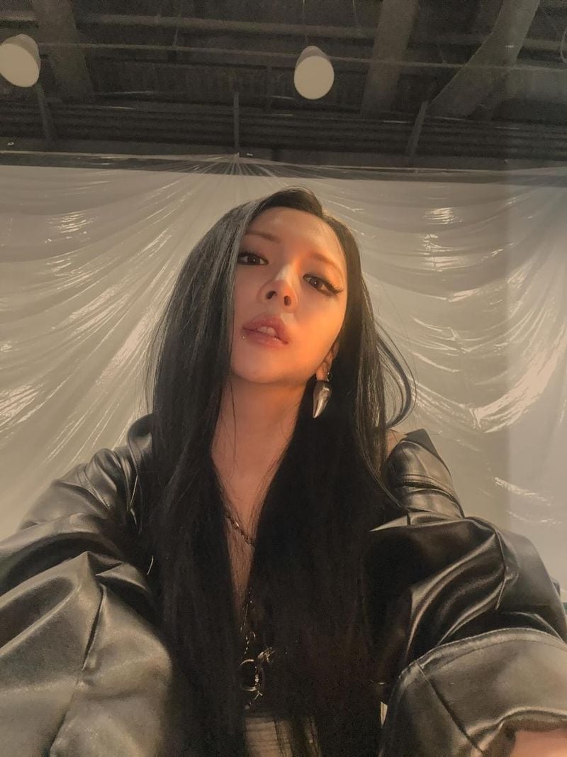 “시선을 끄는 묵직한 눈빛”…전지우, 팽팽한 긴장감→아우라 과시 / 그룹 KARD 전지우 인스타그램