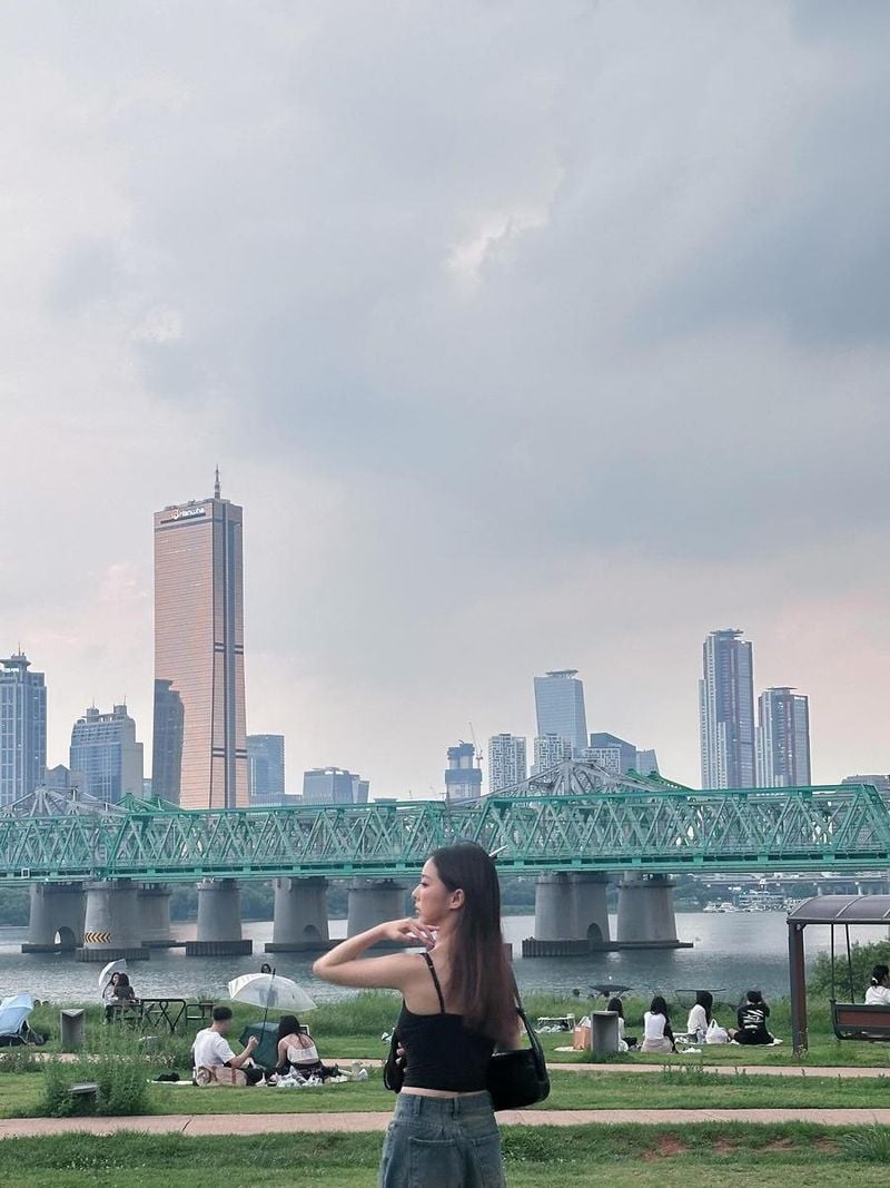 “흐린 강변, 잠시 멈춘 생각”…비비, 여름 저녁→초록빛 여운 / 걸그룹 루셈블 비비 인스타그램