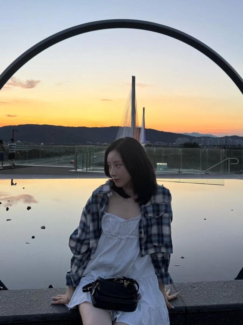 “저녁노을 머금은 침묵”…하슬, 여름 황혼→청순의 정점 / 걸그룹 아르테미스 하슬 인스타그램