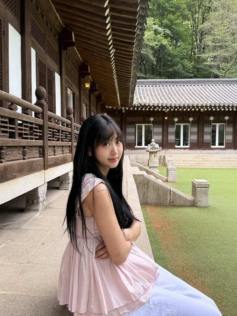 “멀 골라야 할지 모르겠다 이말이야”…강혜연, 오후의 고요함→담담한 미소 담은 청초함 / 가수 강혜연 인스타그램