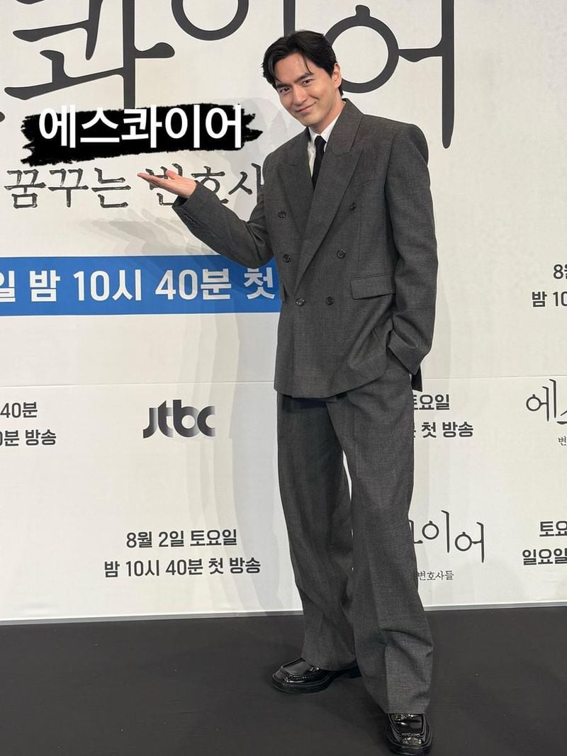 “은은한 미소에 담긴 자신감”…이진욱, 프레스룸의 정중함→완벽 슈트핏 / 배우 이진욱 인스타그램