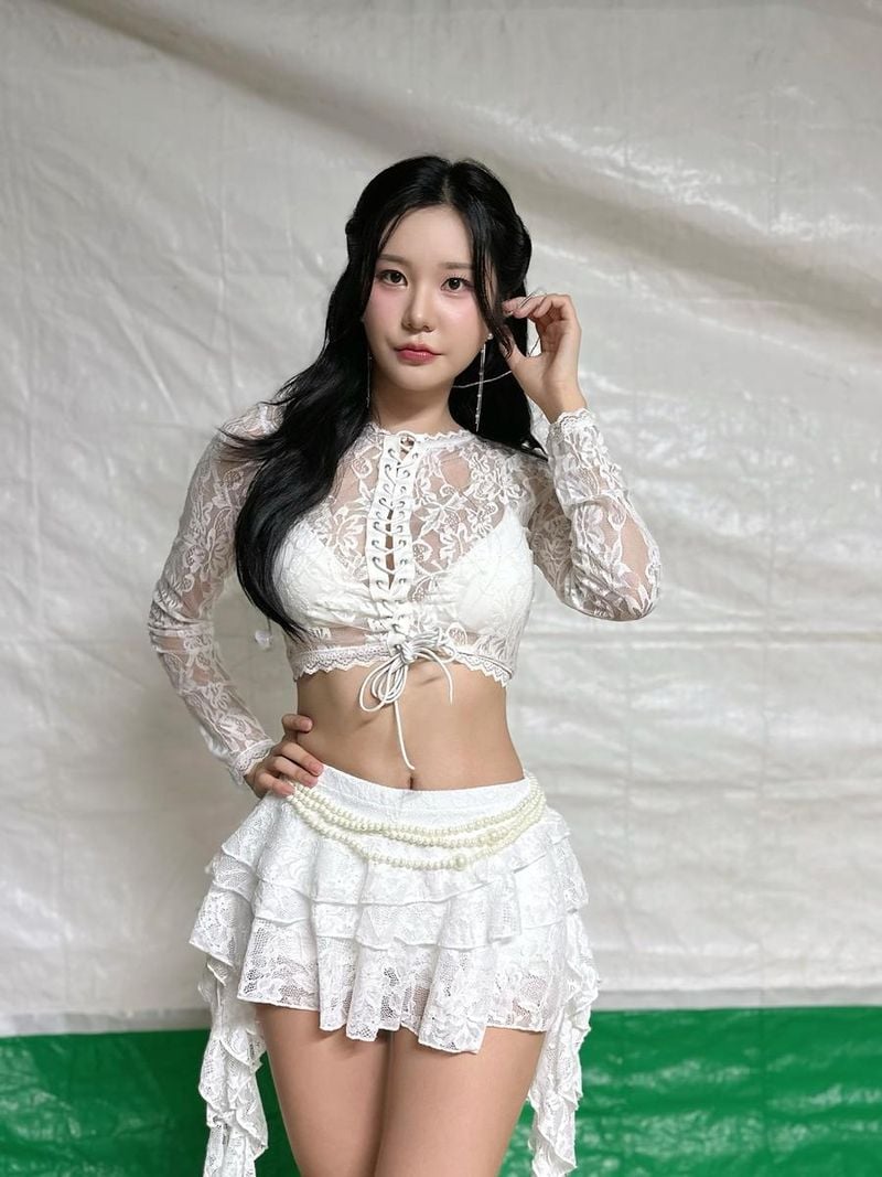 “천막 아래 피어난 순백”…강승연, 여름 감성→눈부신 무대 변신 / 가수 강승연 인스타그램