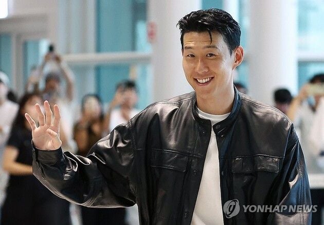 “200명 팬에 직접 사인”…손흥민, LAFC 이적 앞두고 뜨거운 팬서비스 / 연합뉴스