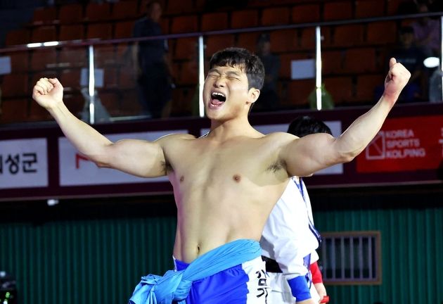 “3연속 금강장사 정복”…김기수, 결승 3-1 완승으로 통산 9번째 황소 트로피 / 연합뉴스