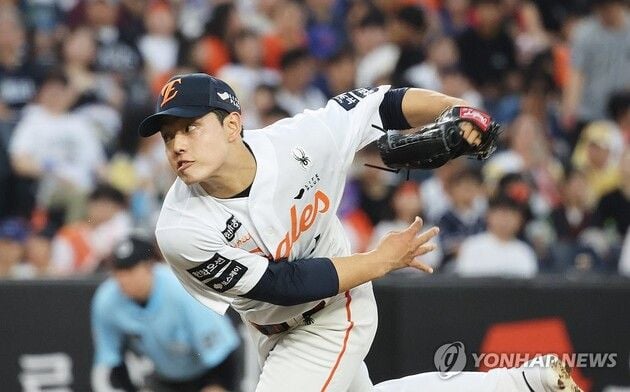 “시속 160.7㎞ 광속구”…문동주, 트랙맨 측정 올해 KBO리그 최고 구속 / 연합뉴스