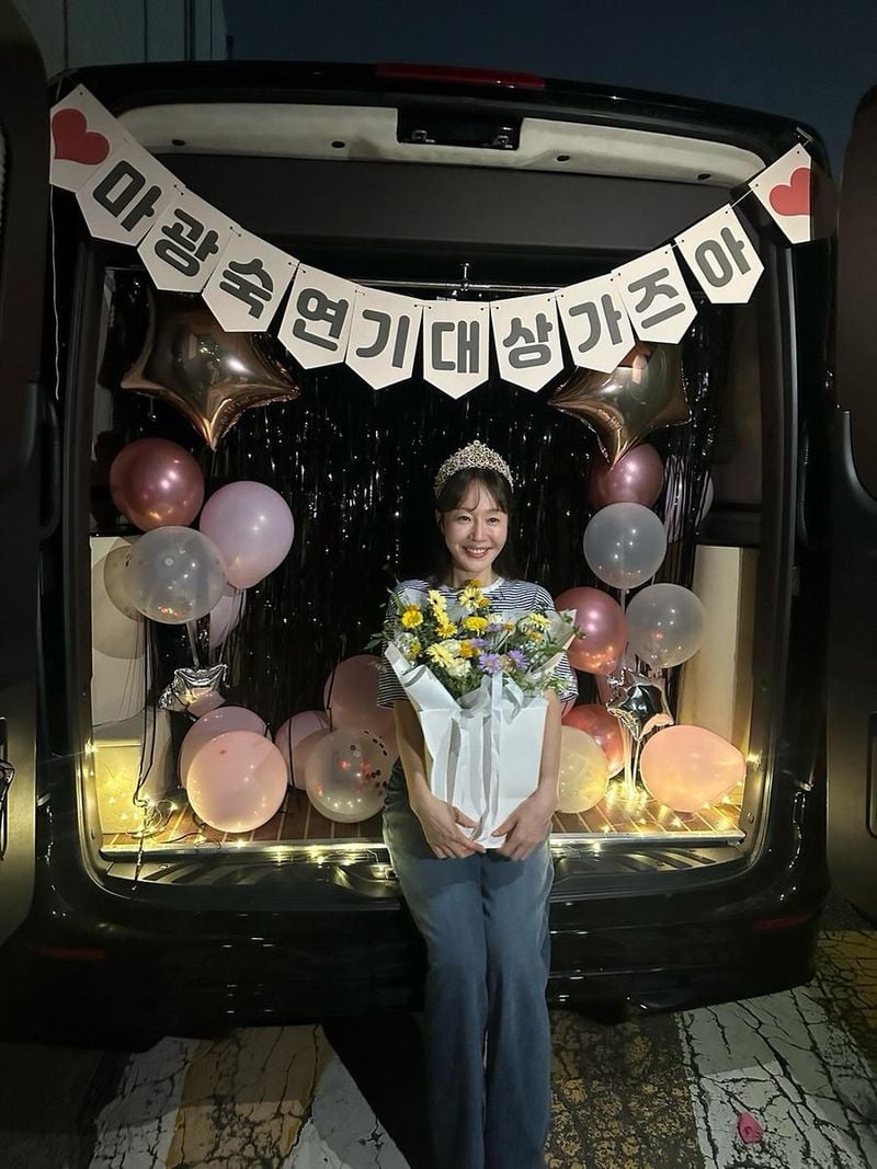 “고맙고 사랑해요”…엄지원, 꽃처럼 밝은 미소→축하 속 전율 / 배우 엄지원 인스타그램