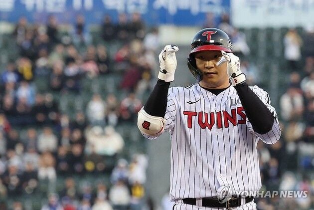 “7회 역전 3점포”…문보경, LG 7연승 이끌고 52일 만에 1위 탈환 / 연합뉴스