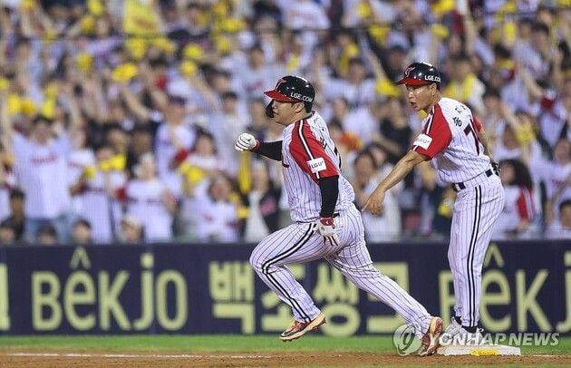 “문보경 역전 3점포”…LG, 두산 제압 7연승 단독 1위 등극 / 연합뉴스