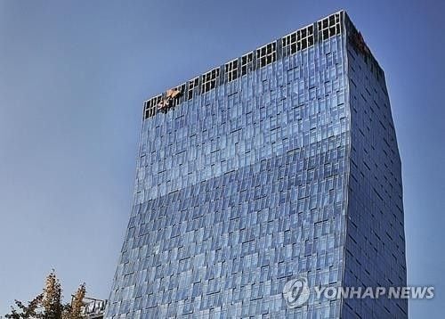 ‘SK텔레콤’ 2분기 영업이익 3,383억…37% 감소