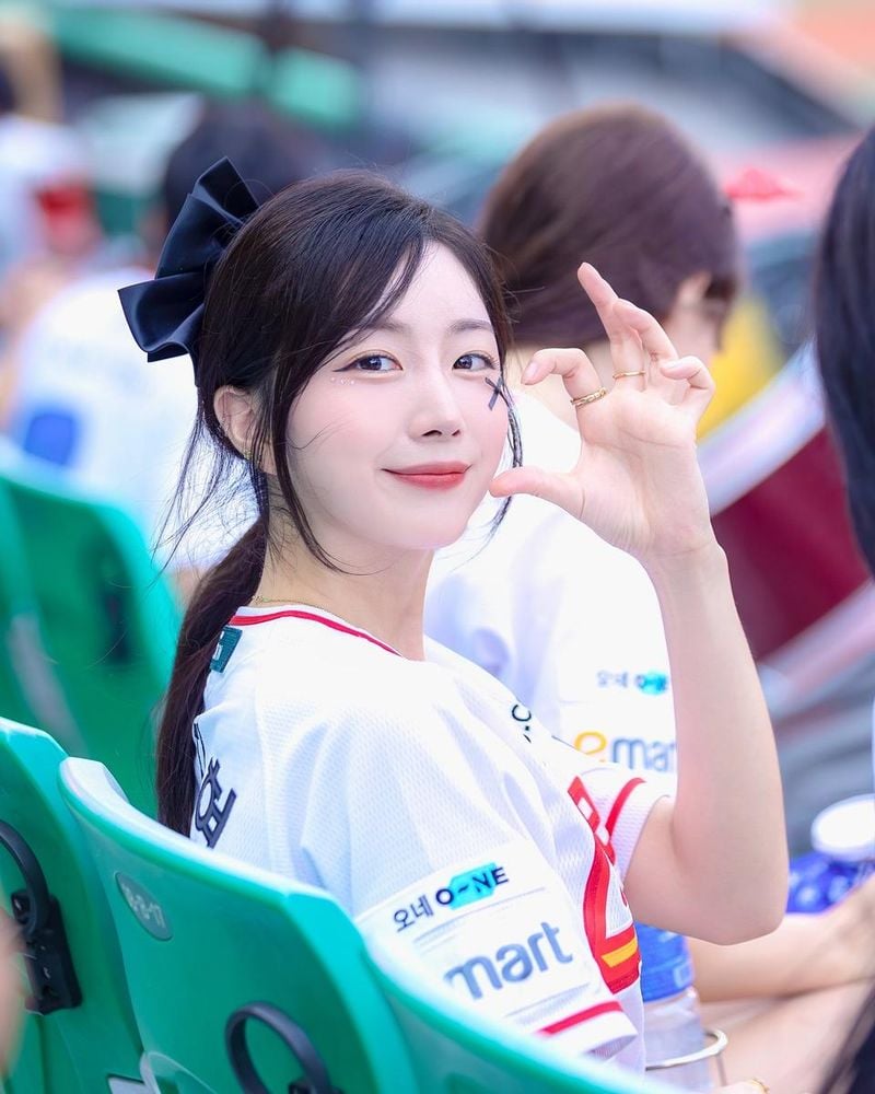 “조용한 환한 미소”…안지현, 여름빛 응원석→청춘 감성 폭발 / 치어리더 안지현 인스타그램