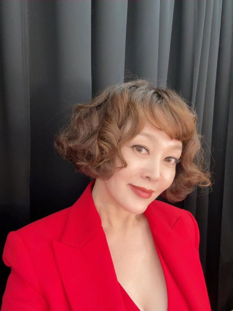 “행복하지 않을 이유가 없다는 나”…이승연, 붉은 미소 안고→감사 서사 완성 / 배우 이승연 인스타그램