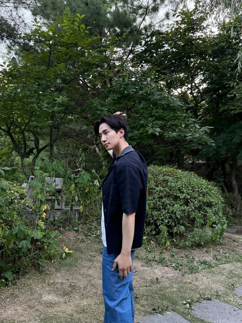“8월 시롸”…이준호, 초록 속 고요함→청량한 여름 인상 / 배우 이준호 인스타그램