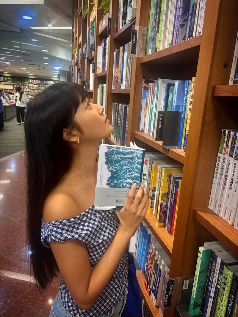 “기분이 몽글몽글”…허가윤, 서점에서 맞이한 설렘→책 출간의 순간 / 걸그룹 포미닛 출신 배우 허가윤 인스타그램