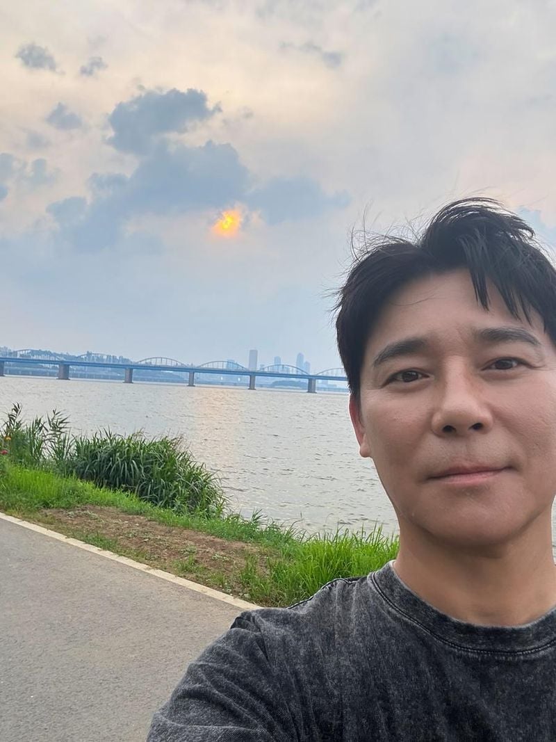 “보고싶지 않은 니가 보고싶다”…임창정, 강가 산책길→여름 저녁 감성 폭발 / 가수 임창정 인스타그램