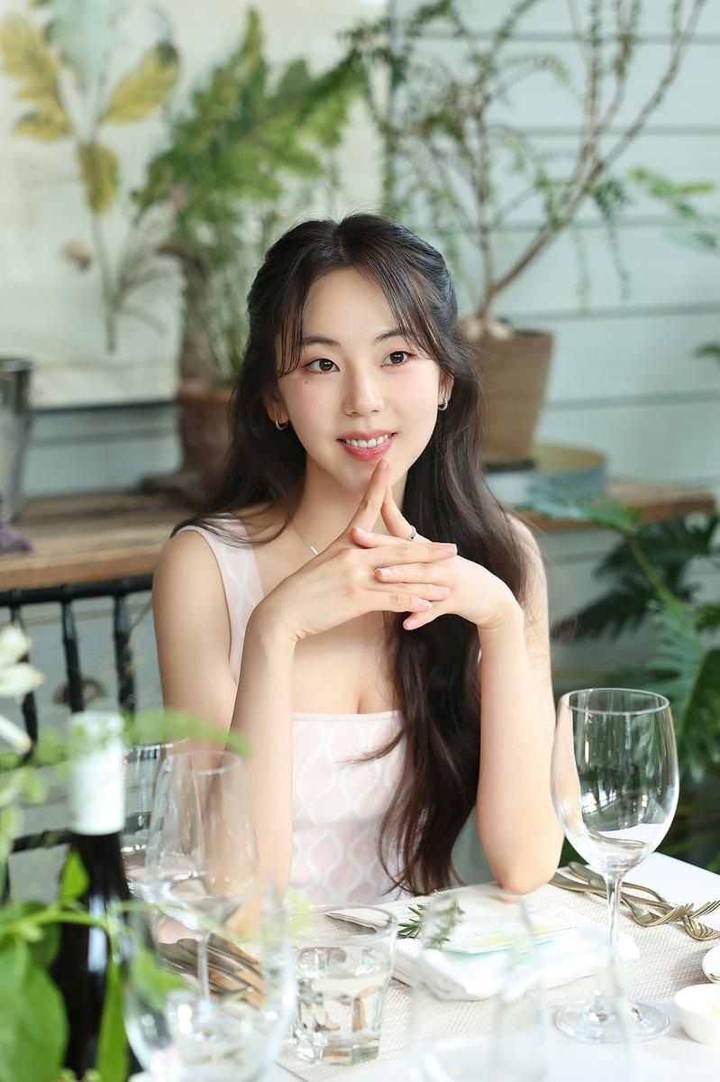 “햇살 같은 미소로 빛을 남겼다”…안소희, ‘쉬머’ 런칭 포토콜→셀럽 디렉터의 존재감 / BH엔터테인먼트