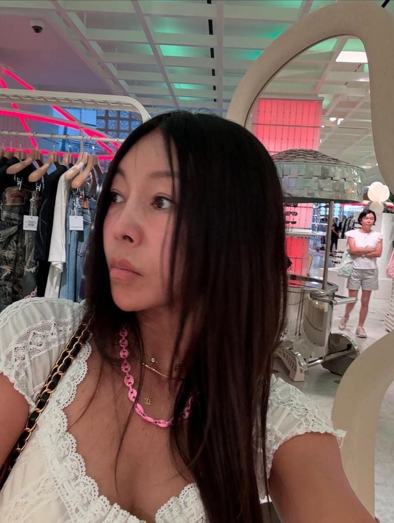 “눈요기로 최고”…황신혜, 여름 백화점 속→우아함과 호기심의 공존 / 배우 황신혜 인스타그램