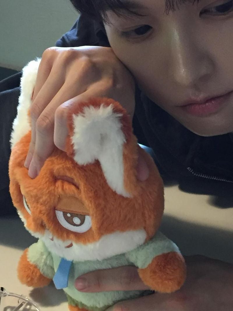 “장난기 어린 오후”…김인성, 여름 햇살 속 나른한 표정→감성 셀카 / 그룹 SF9 김인성 인스타그램