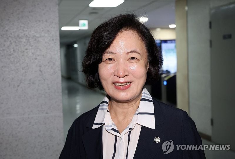 주식 차명거래 의혹에 휘말린 이춘석 의원의 사임으로 공석이 된 국회 법제사법위원회 위원장에 내정된 더불어민주당 추미애 의원이 6일 서울 여의도 국회 의원회관 내 자신의 의원실로 들어가고 있다. 2025.8.6 / 연합뉴스