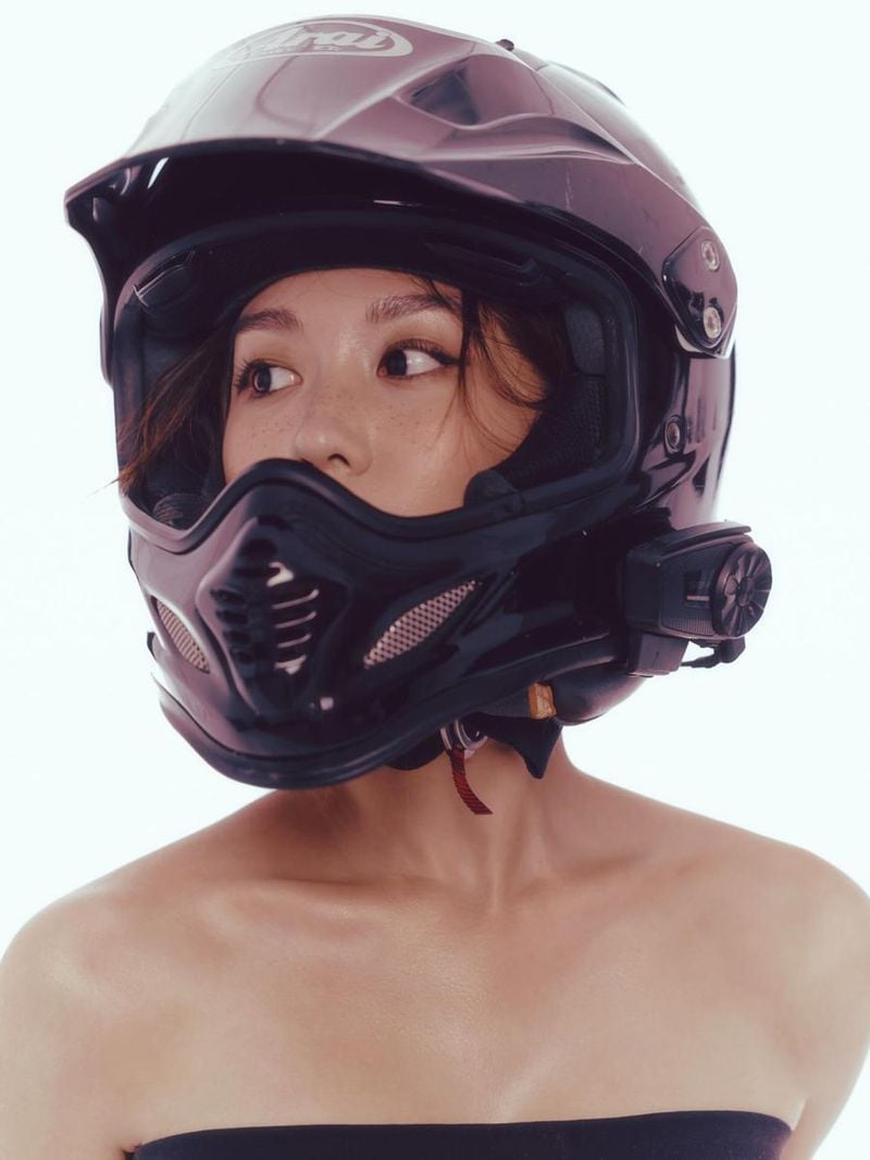 “강렬하게 또 우아하게”…김희정, 오토바이 헬멧 속 시선→여름 대담美 폭발 / 배우 김희정 인스타그램