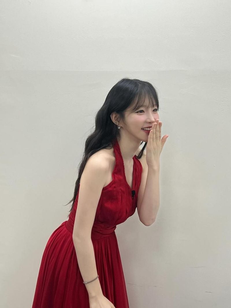 “사랑이야라고 말하듯”…염유리, 붉은 드레스→여름 밤을 물들이다 / 가수 염유리 인스타그램