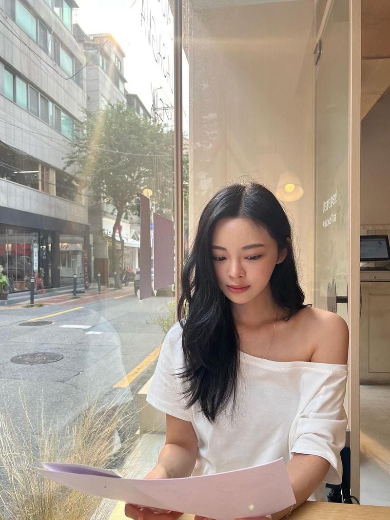 “창밖 햇살에 스며든 오후”…정소리, 고요한 여름→무심한 설렘 / 배우 정소리 인스타그램