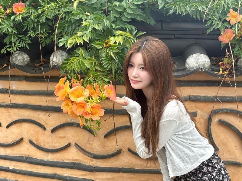 “꽃이 좋아요”…유수아, 한옥 담장 아래→청초한 여름의 한 장면 / 걸그룹 첫사랑 유수아 인스타그램