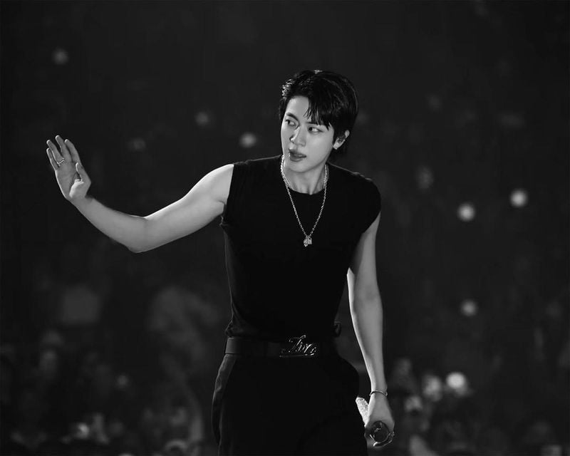 “뉴어크 2일차의 묵직한 순간”…진, 현장 열기 속 압도적 존재감 / 방탄소년단 진 인스타그램