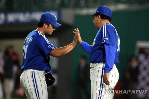 “KBO 427세이브 기록”...오승환, 선동열 감독 품에서 대기록 은퇴 선언 / 연합뉴스