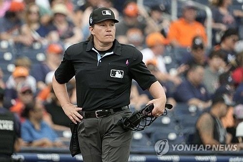 “MLB 최초 여성 심판 데뷔”…파월, 애틀랜타-마이애미전 누심·주심 출전 / 연합뉴스