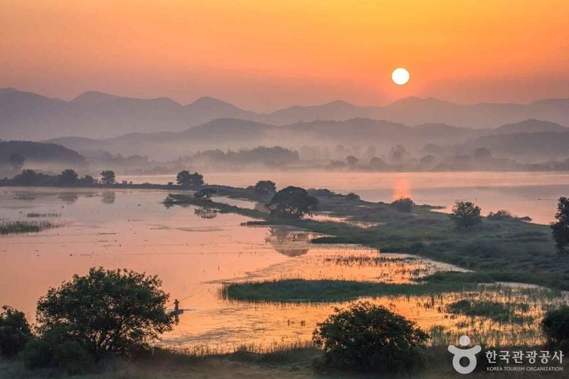 사진 출처 = 포토코리아(한국관광공사) 우포늪의 일출