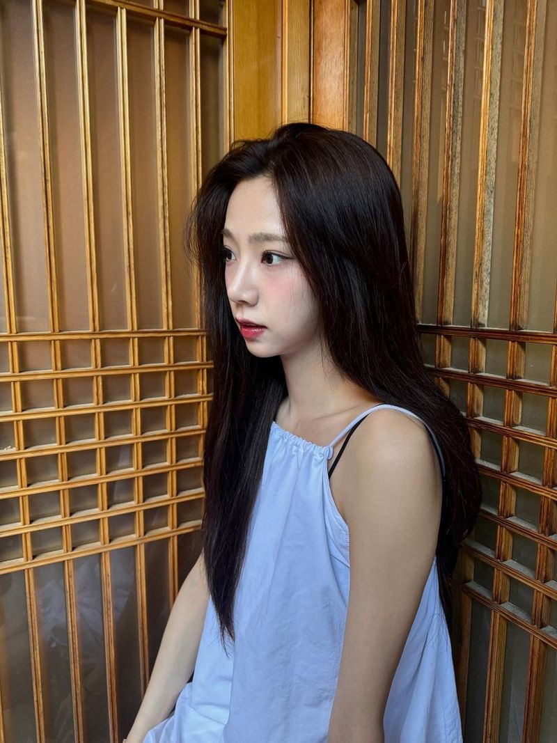 “온기 속에서 스며드는 시선”…여름, 고요함 속 존재감→청초한 여름의 변주 / 걸그룹 우주소녀 여름 인스타그램
