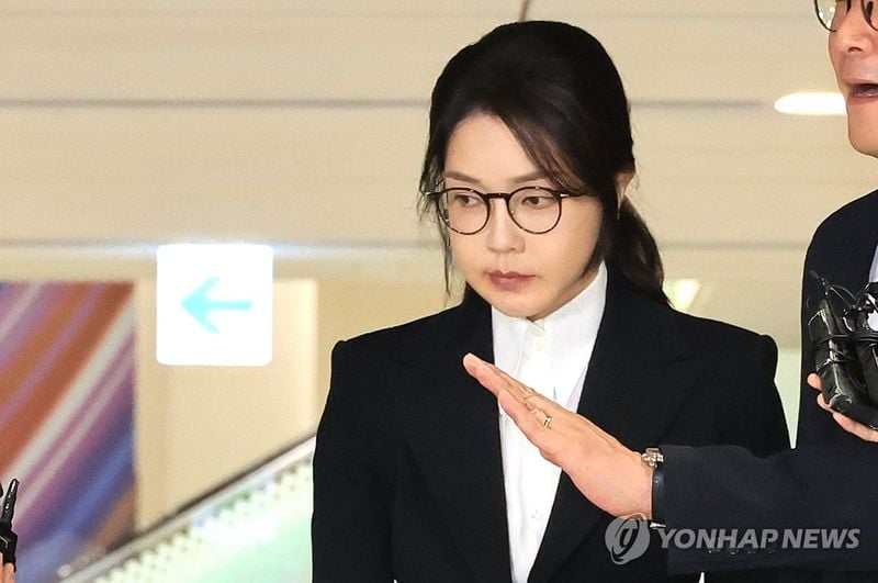 윤석열 전 대통령 부인 김건희 여사가 6일 서울 종로구 KT광화문빌딩 웨스트에 마련된 민중기 특별검사팀에서 피의자 신분으로 조사를 받고 귀가하고 있다. 2025.8.6 / 연합뉴스