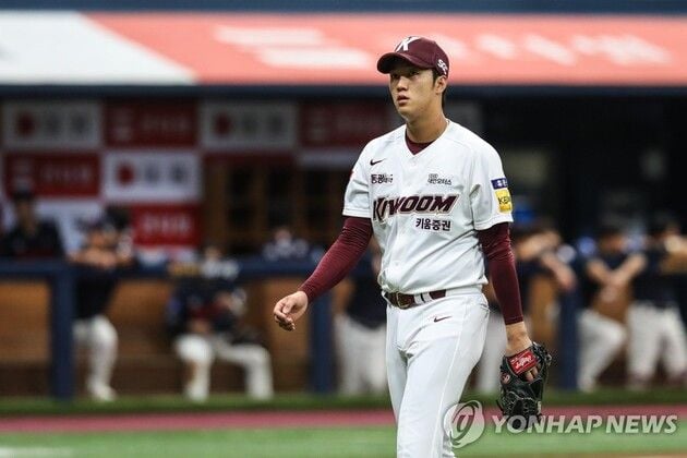 “오른쪽 어깨 재건 수술”…안우진, 5~6개월 재활 후 복귀 의지 / 연합뉴스