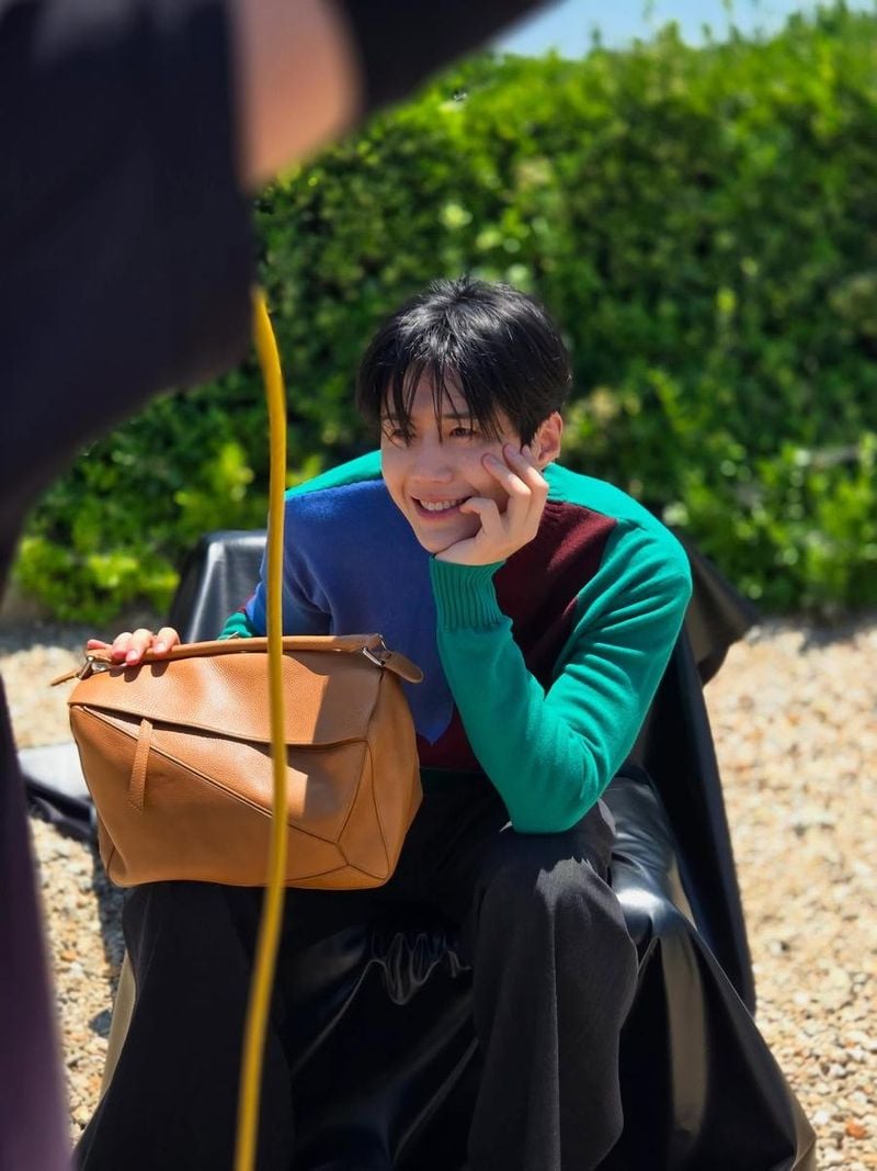 “느린 여름 오후의 미소”…김선호, 햇살 아래 나른함→순수 미소 담다 / 배우 김선호 인스타그램