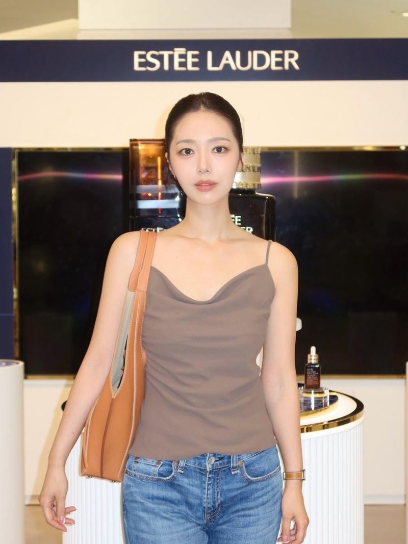 “여름 저녁의 담백한 무드”…조서연, 맑은 시선→도시 감성 속 존재감 / 아나운서 조서연 인스타그램