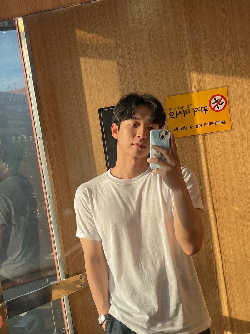 “노을 빛에 얼굴 반쪽을 잃었다”…김동원, 여름 저녁→빛과 그림자에 녹아든 순간 / 배우 김동원 인스타그램