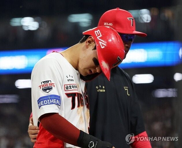 “햄스트링 통증 재발”…김도영, 5회 수비 중 교체로 시즌 세 번째 이탈 우려 / 연합뉴스