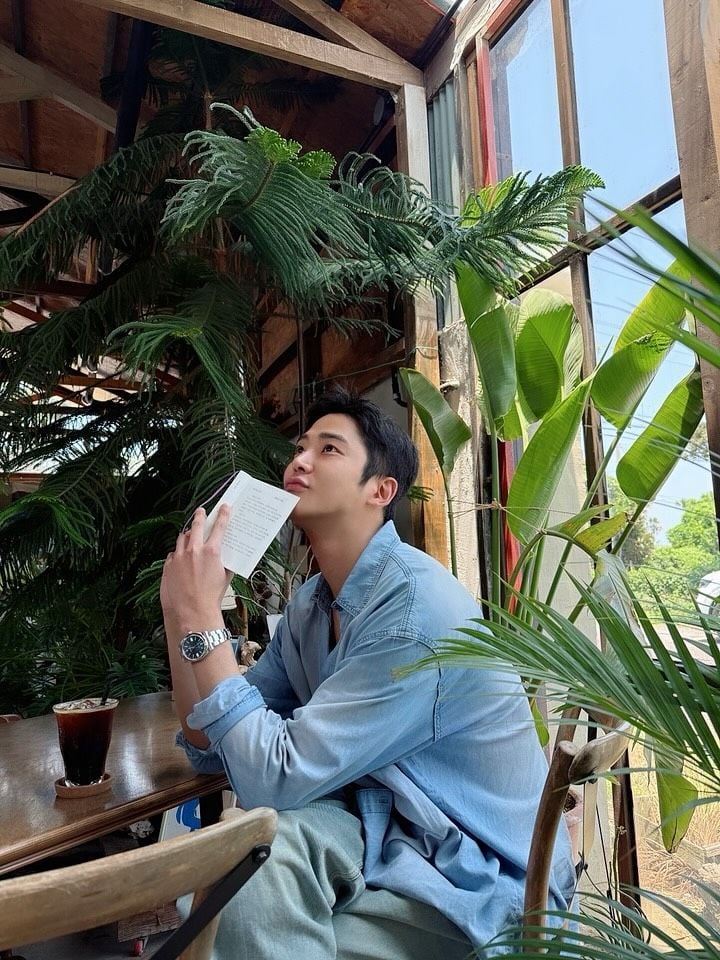 “생일의 기도”…로운, 여름 햇살 아래→고요한 온기 / 가수, 배우 로운 인스타그램